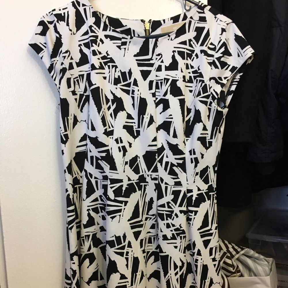 Black & White Abstract Cap-Sleeve Dress